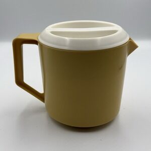 Vintage Rubbermaid Mustard Yellow 1 1/2 Quarts Pitcher  White Lid